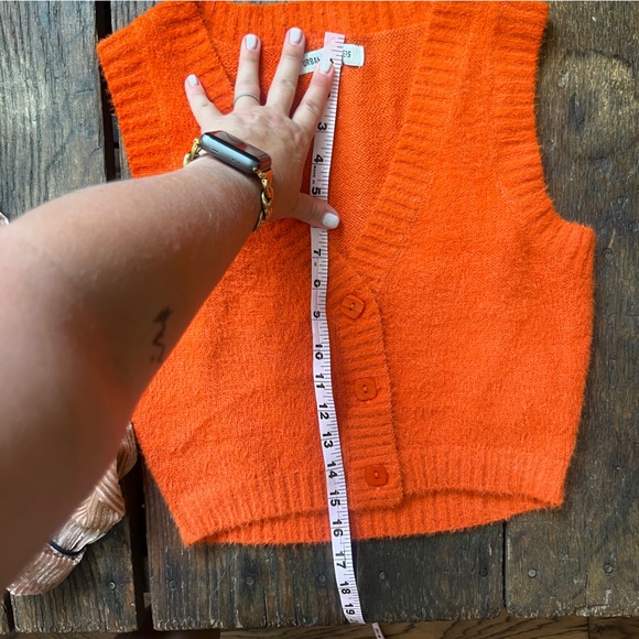 NWOT Fuzzy Vest Urban Outfitters - Picture 9 of 9